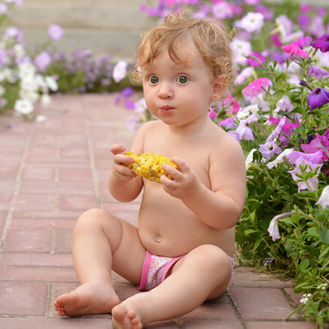 Niño comiendo elotito.